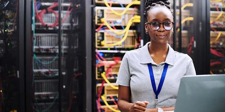 dtl-CoreSite-Woman-Computer-Data-Center